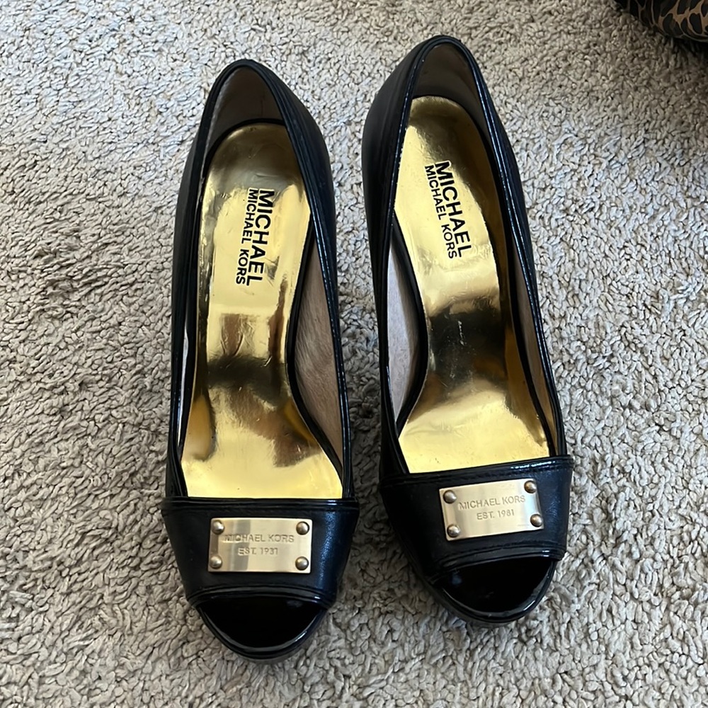 Michael kors heels with gold emblem. Size 7